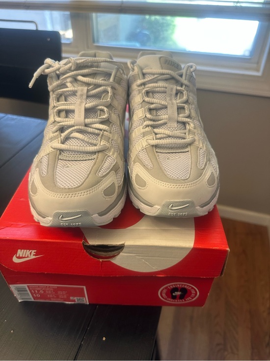 Nike Shoes - Nike White/Light Gray Athletic Sneakers Mens size 10 Women’s size 11.5